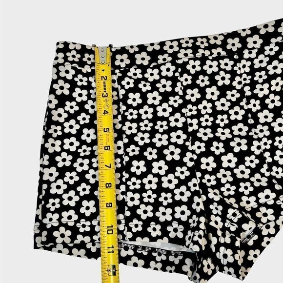 Forever 21 High Rise Stretchy Black and White Floral High Waited Short Shorts - Picture 4 of 4